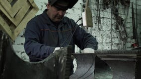 O ferreiro de meia idade In Protective Clothing do homem A conecta os dois lados video estoque O ferreiro de meia idade In Protective Clothing do homem A conecta os dois lados video estoque