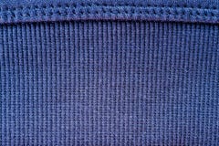 O fio de lãs azul fez malha a textura com grandes pontos Tricotado manualmente marcando o teste padrão do ponto imagens de stock O fio de lãs azul fez malha a textura com grandes pontos Tricotado manualmente marcando o teste padrão do ponto imagens de stock