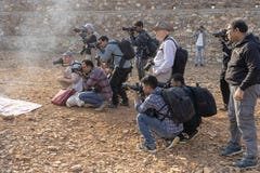 O fotógrafo toma imagens no camelo Mela de Pushkar, feira do camelo de Pushkar, Índia Muitos fotógrafo vêm de todo o mundo a foto de stock royalty free O fotógrafo toma imagens no camelo Mela de Pushkar, feira do camelo de Pushkar, Índia Muitos fotógrafo vêm de todo o mundo a foto de stock royalty free