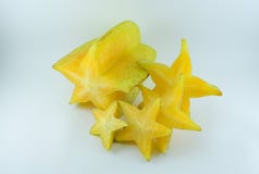 O fruto do Carambola é maduro com as partes isoladas em um fundo branco imagens de stock royalty free O fruto do Carambola é maduro com as partes isoladas em um fundo branco imagens de stock royalty free
