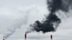 O fumo preto vem da tubulação Rede da energia calorífica CHP vídeos de arquivo O fumo preto vem da tubulação Rede da energia calorífica CHP vídeos de arquivo