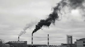 O fumo preto vem da tubulação Rede da energia calorífica CHP video estoque O fumo preto vem da tubulação Rede da energia calorífica CHP video estoque