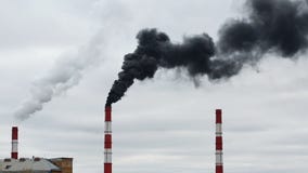 O fumo preto vem da tubulação Rede da energia calorífica CHP vídeos de arquivo O fumo preto vem da tubulação Rede da energia calorífica CHP vídeos de arquivo