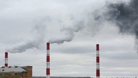 O fumo preto vem da tubulação Rede da energia calorífica CHP filme O fumo preto vem da tubulação Rede da energia calorífica CHP filme