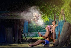 O galo de briga aquece este é estilo de vida dos povos em Ásia, fazendeiro rural foto de stock royalty free O galo de briga aquece este é estilo de vida dos povos em Ásia, fazendeiro rural foto de stock royalty free