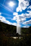 O geyser entra em erupção da terra fotografia de stock O geyser entra em erupção da terra fotografia de stock