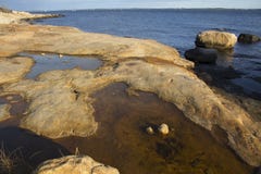O granito liso balança ao longo da linha costeira de Connecticut imagens de stock O granito liso balança ao longo da linha costeira de Connecticut imagens de stock