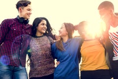 O grupo de amigos da escola fora arma ao redor outro um conceito da unidade e da comunidade imagens de stock royalty free O grupo de amigos da escola fora arma ao redor outro um conceito da unidade e da comunidade imagens de stock royalty free