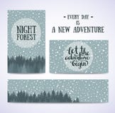O grupo de bandeiras e os cartões com céu noturno com estrelas e vetor da floresta entregam a ilustração tirada Imagens de Stock O grupo de bandeiras e os cartões com céu noturno com estrelas e vetor da floresta entregam a ilustração tirada Imagens de Stock