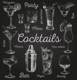 O grupo de cocktail e de álcool do esboço bebe a ilustração tirada mão do vetor