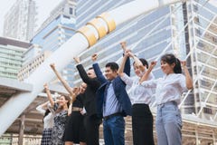 O grupo de executivos bem sucedido, mão da realização do sucesso da equipe aumentou foto de stock O grupo de executivos bem sucedido, mão da realização do sucesso da equipe aumentou foto de stock