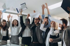 O grupo de executivos que comemoram jogando seus pap?is de neg?cio e os documentos voam no ar, poder da coopera??o, sucesso imagem de stock O grupo de executivos que comemoram jogando seus pap?is de neg?cio e os documentos voam no ar, poder da coopera??o, sucesso imagem de stock