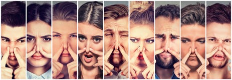 O grupo de pessoas que comprime o nariz com dedos algo tresanda ao cheiro mau fotos de stock O grupo de pessoas que comprime o nariz com dedos algo tresanda ao cheiro mau fotos de stock