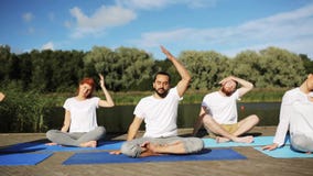 O grupo de pessoas que faz a ioga exercita fora vídeos de arquivo O grupo de pessoas que faz a ioga exercita fora vídeos de arquivo