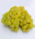 O grupo de uvas do verde do rasgo isolou-se fotografia de stock O grupo de uvas do verde do rasgo isolou-se fotografia de stock