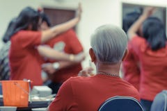 O grupo de velhos amigos reune-se a comer, a beber, a dança e a havi imagens de stock O grupo de velhos amigos reune-se a comer, a beber, a dança e a havi imagens de stock