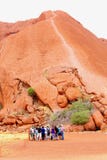 O grupo do turista olha a trilha de escalada da rocha de Uluru Ayers, Austrália imagens de stock O grupo do turista olha a trilha de escalada da rocha de Uluru Ayers, Austrália imagens de stock