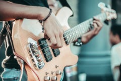 O guitarrista joga a música fotografia de stock O guitarrista joga a música fotografia de stock