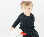 O görsel do brinquedo da equitação da criança da menina imagens de stock O görsel do brinquedo da equitação da criança da menina imagens de stock