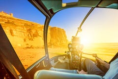 O helicóptero em Azenhas estraga a praia imagem de stock O helicóptero em Azenhas estraga a praia imagem de stock