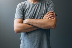 O homem adulto ocasional com braços cruzou-se, linguagem corporal imagens de stock O homem adulto ocasional com braços cruzou-se, linguagem corporal imagens de stock