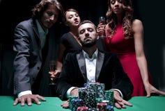 O homem caucasiano novo atrativo faz a aposta no casino imagens de stock O homem caucasiano novo atrativo faz a aposta no casino imagens de stock