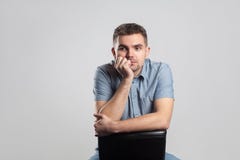 O homem considerável senta-se e pensar imagem de stock O homem considerável senta-se e pensar imagem de stock