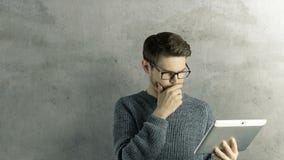 O homem criativo do moderno inteligente pensa que ipad digital da tabuleta do toque obtém uma ideia, que salte acima como desenho video estoque O homem criativo do moderno inteligente pensa que ipad digital da tabuleta do toque obtém uma ideia, que salte acima como desenho video estoque
