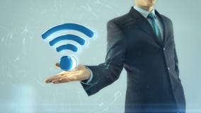 O homem de negócio tem disponível o símbolo da rede do wifi video estoque O homem de negócio tem disponível o símbolo da rede do wifi video estoque