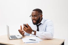 O homem de negócios africano decepcionado é ofuscado e fala confundida no telefone Sente o desacordo total sobre o negócio imagens de stock O homem de negócios africano decepcionado é ofuscado e fala confundida no telefone Sente o desacordo total sobre o negócio imagens de stock