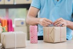 O homem de negócios asiático na camisa ocasional era está embalando pacotes, workin foto de stock O homem de negócios asiático na camisa ocasional era está embalando pacotes, workin foto de stock