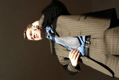 O homem de negócios com telemóvel está olhando fixamente no sol imagem de stock royalty free O homem de negócios com telemóvel está olhando fixamente no sol imagem de stock royalty free