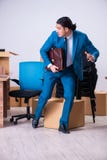 O homem de negócios considerável novo que está sendo ateado fogo de seu trabalho foto de stock O homem de negócios considerável novo que está sendo ateado fogo de seu trabalho foto de stock