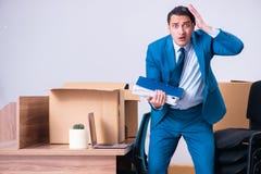 O homem de negócios considerável novo que está sendo ateado fogo de seu trabalho imagem de stock royalty free O homem de negócios considerável novo que está sendo ateado fogo de seu trabalho imagem de stock royalty free