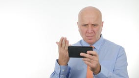 O homem de negócios decepcionado Read Bad News em marca e faz gestos de mão nervosos fotos de stock O homem de negócios decepcionado Read Bad News em marca e faz gestos de mão nervosos fotos de stock