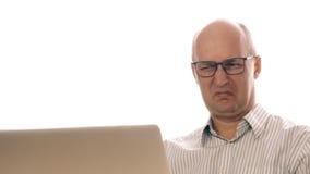 O homem de negócios no funcionamento de vidros no portátil viu imagem repugnante O homem fez uma expressão da aversão ao trabalha O homem de negócios no funcionamento de vidros no portátil viu imagem repugnante O homem fez uma expressão da aversão ao trabalha