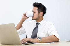 O homem de negócios novo é 20-30 anos de tensão e preocupação velhas no escritório fotos de stock royalty free O homem de negócios novo é 20-30 anos de tensão e preocupação velhas no escritório fotos de stock royalty free