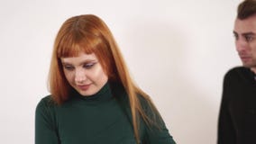 O homem desesperado virado que implora a mulher mas a menina com álcool nas mãos ainda que bebe de uma garrafa e não se importa vídeos de arquivo O homem desesperado virado que implora a mulher mas a menina com álcool nas mãos ainda que bebe de uma garrafa e não se importa vídeos de arquivo