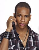 O homem do americano africano fala em seu telefone de pilha foto de stock royalty free O homem do americano africano fala em seu telefone de pilha foto de stock royalty free