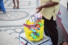 O homem está vendendo brinquedos das crianças imagens de stock royalty free O homem está vendendo brinquedos das crianças imagens de stock royalty free