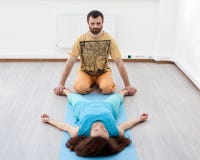 O homem faz massagens da mulher foto de stock royalty free O homem faz massagens da mulher foto de stock royalty free