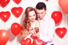 O homem faz o presente a sua menina bonita do querido O dia de são valentim do amante Valentine Couple O menino dá a sua joia da imagens de stock royalty free O homem faz o presente a sua menina bonita do querido O dia de são valentim do amante Valentine Couple O menino dá a sua joia da imagens de stock royalty free