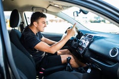 O homem furioso gesticula com distribui da janela ao conduzir Motorista louco que grita do carro no nascer do sol Esforço, hou da fotografia de stock O homem furioso gesticula com distribui da janela ao conduzir Motorista louco que grita do carro no nascer do sol Esforço, hou da fotografia de stock