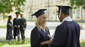 O homem, fêmea gradua a fala após a cerimônia, educação da universidade, vida adulta vídeos de arquivo O homem, fêmea gradua a fala após a cerimônia, educação da universidade, vida adulta vídeos de arquivo