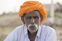 O homem indiano do retrato atendeu ao camelo anual Mela de Pushkar India imagem de stock O homem indiano do retrato atendeu ao camelo anual Mela de Pushkar India imagem de stock