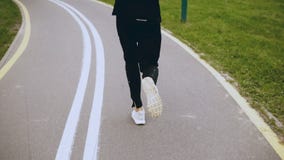 o homem 4K corre ao longo de uma estrada do parque do outono Vista traseira Desportista que movimenta-se em uma aleia quieta calm vídeos de arquivo o homem 4K corre ao longo de uma estrada do parque do outono Vista traseira Desportista que movimenta-se em uma aleia quieta calm vídeos de arquivo