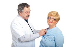 O homem maduro do doutor examina a mulher paciente foto de stock O homem maduro do doutor examina a mulher paciente foto de stock