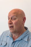 O homem mais idoso confuso que é calvo, tem a calvície, quimioterapia, câncer, no branco fotografia de stock royalty free O homem mais idoso confuso que é calvo, tem a calvície, quimioterapia, câncer, no branco fotografia de stock royalty free