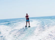 O homem novo desliza no esqui aquático nas ondas no mar, oceano Estilo de vida saudável Emoções humanas positivas, alegria A famí imagens de stock O homem novo desliza no esqui aquático nas ondas no mar, oceano Estilo de vida saudável Emoções humanas positivas, alegria A famí imagens de stock