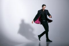 O homem novo fresco no terno elegante à moda gerencie ao redor, levanta seguro no estúdio, em um fundo branco foto de stock royalty free O homem novo fresco no terno elegante à moda gerencie ao redor, levanta seguro no estúdio, em um fundo branco foto de stock royalty free
